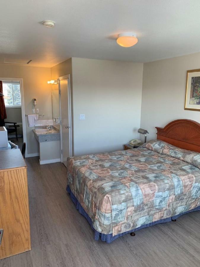 Red Deer Inn&Suites Exterior foto